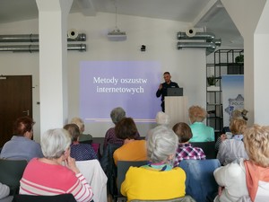 na zdjęciu widać policjanta i uczestników debaty