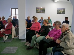 na zdjęciu widać policjanta i uczestników debaty