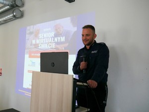 na zdjęciu widać policjanta