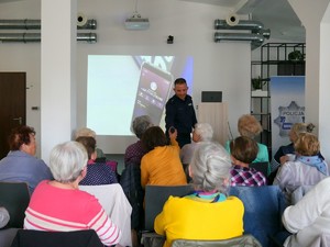 na zdjęciu widać policjanta i uczestników debaty