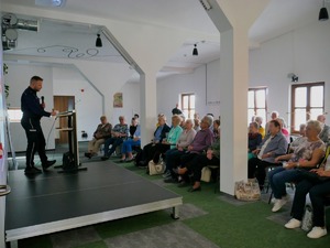 na zdjęciu widać policjanta i uczestników debaty