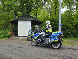 na zdjęciu widać policjantów na motocyklach