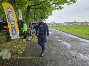 na zdjęciu widać policjanta