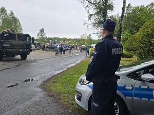 na zdjęciu widać policjanta przy radiowozie