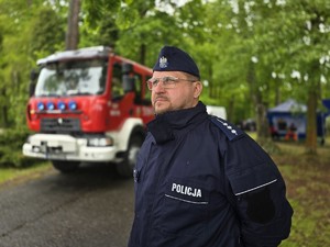 na zdjęciu widać policjanta