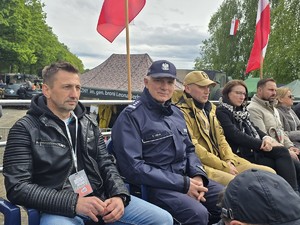 na zdjęciu widać policjanta i strażaka