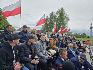 na zdjęciu widać policjanta i gości imprezy