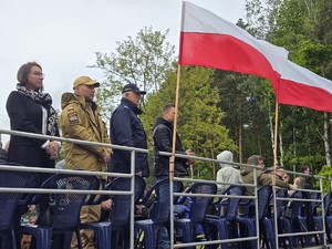 na zdjęciu widać policjanta, strażaka i gości