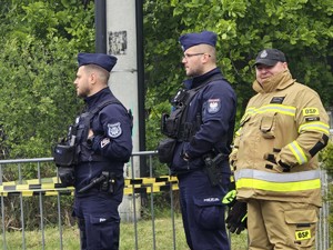 na zdjęciu widać policjantów i strażaka