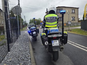 na zdjęciu widać policjanta na motocyklu