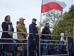 na zdjęciu widać policjanta i gości imprezy