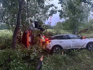 na zdjęciu widać samochody, strażaków i policjanta