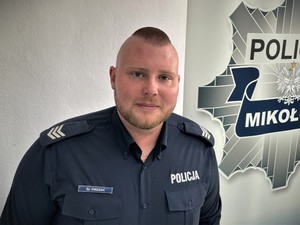 na zdjęciu widać policjanta