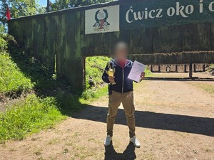na zdjęciu widać zwycięzcę z pucharem