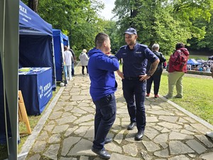 na zdjęciu widać policjanta i uczestników