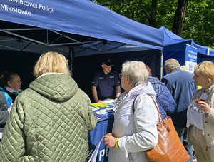 na zdjęciu widać policjanta i uczestników