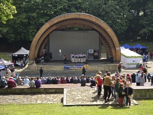 na zdjęciu widać scenę i uczestników