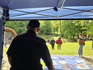 na zdjęciu widać policjanta i uczestników