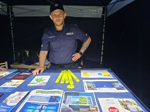 na zdjęciu widać policjanta przy stoisku