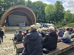 na zdjęciu widać scenę i uczestników