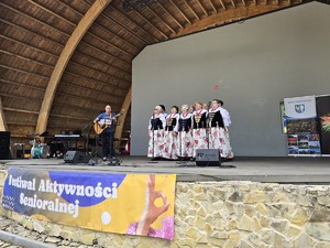 na zdjęciu widać scenę i uczestników
