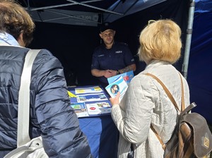 na zdjęciu widać policjanta i uczestników