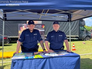 na zdjęciu widać policjantów