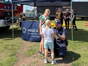 na zdjęciu widać policjanta i dzieci