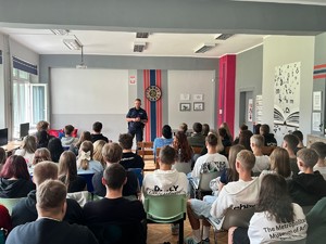 na zdjęciu widać policjanta i uczniów