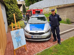 na zdjęciu widać policjanta i radiowóz