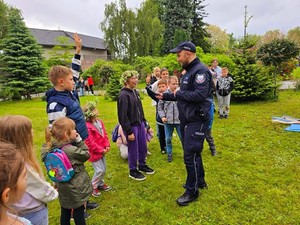 na zdjęciu widać policjanta i dzieci
