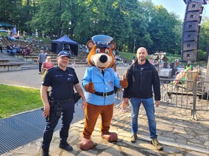 na zdjęciu widać Hektora i policjanta