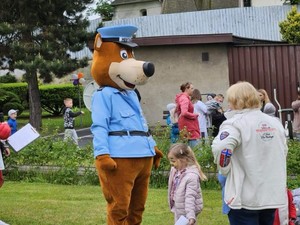na zdjęciu widać Hektora i uczestników festynu