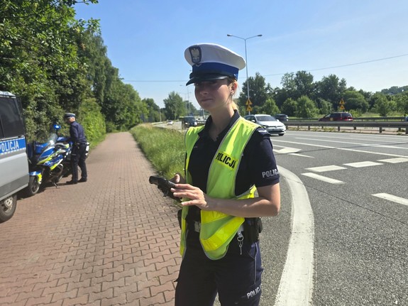 na zdjęciu widać policjantkę