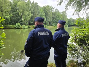 na zdjeciu widać policjantów przy stawie