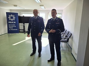 na zdjeciu widać policjantów