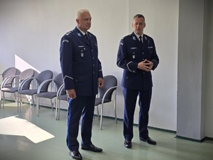 na zdjeciu widać policjantów