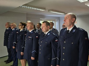 na zdjeciu widać policjantów