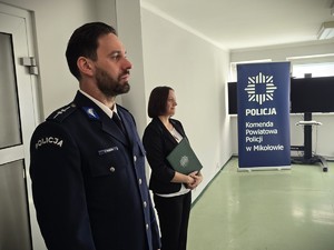 na zdjeciu widać policjanta i kobietę