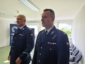 na zdjeciu widać policjantów