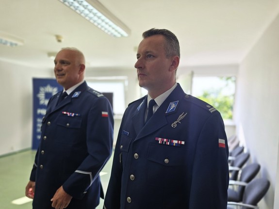 na zdjeciu widać policjantów