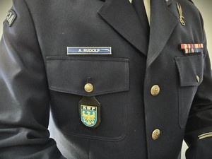na zdjeciu widać mundur