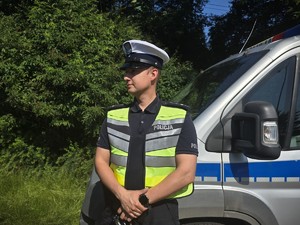 na zdjeciu widać policjanta