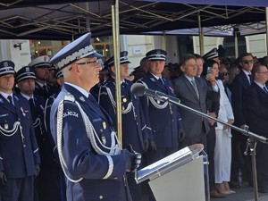 na zdjeciu widać policjantów