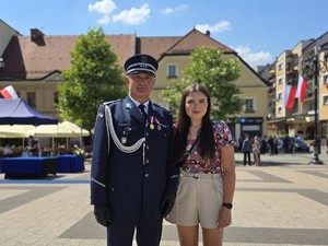 na zdjeciu widać policjanta i kobietę