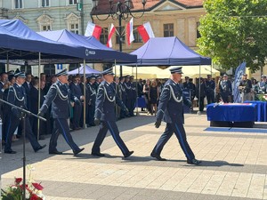 na zdjeciu widać policjantów