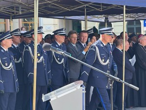 na zdjeciu widać policjantów