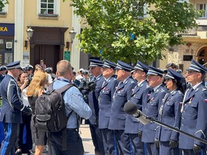 na zdjeciu widać policjantów