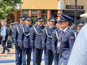 na zdjeciu widać policjantów
