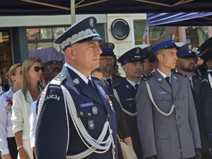 na zdjeciu widać policjantów